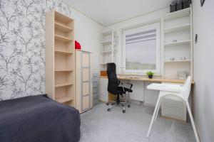 Family Apartment in Warsaw with Parking, Desk, Air Conditioned Living Room and Bathtub by Noclegi Renters