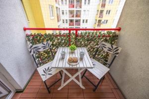 Family Apartment in Warsaw with Parking, Desk, Air Conditioned Living Room and Bathtub by Noclegi Renters