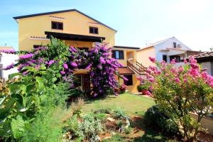 Idyllisches Apartment nur 700 Meter zum Strand mit Balkon, Garten, WiFi