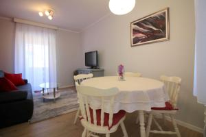 Idyllisches Apartment nur 700 Meter zum Strand mit Balkon, Garten, WiFi