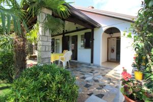 Hundefreundliches Ferienhaus mit mediterranem Garten und nur 650 Meter zum Strand