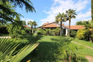 Hundefreundliches Ferienhaus mit mediterranem Garten und nur 650 Meter zum Strand