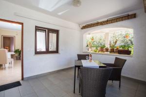 Lauschiges Apartment nur 400 Meter zum Strand mit Parkplatz, Waschmaschine, Garten