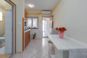 Lauschiges Apartment nur 400 Meter zum Strand mit Parkplatz, Waschmaschine, Garten