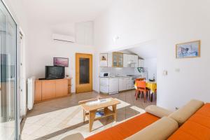 Traumhaftes Apartment mit beeindruckendem Meerblick und mediterranem Garten