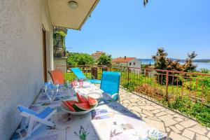 Einzigartiges Apartment nur 200 Meter zum Sandstrand mit Meerblick, Parkplatz, Liegen, Klima