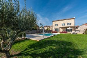 Atemberaubende Steinvila mit privatem Salzwasserpool mit bekannter Taverne ums Eck