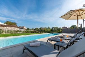 Atemberaubende Steinvila mit privatem Salzwasserpool mit bekannter Taverne ums Eck