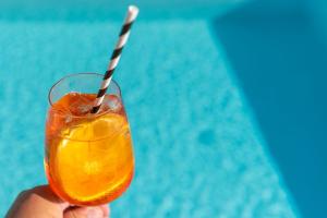 Atemberaubende Steinvila mit privatem Salzwasserpool mit bekannter Taverne ums Eck