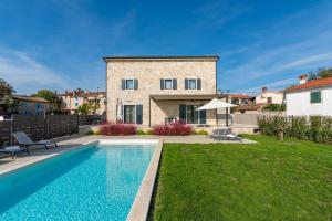 Atemberaubende Steinvila mit privatem Salzwasserpool mit bekannter Taverne ums Eck