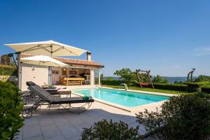 Atemberaubende Villa mit herrlichem Panoramablick, Privatpool, Kinderschaukel, BBQ