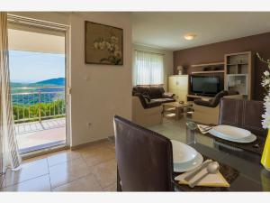 Besonderes Apartment mit Pool, Grillplatz, Waschmaschine, Meerblick, Klima