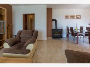 Besonderes Apartment mit Pool, Grillplatz, Waschmaschine, Meerblick, Klima