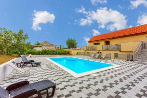 Idyllisches Ferienhaus mit Privatpool, Meerblick und Flughafentransfer