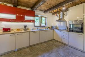 Idyllisches Ferienhaus mit Privatpool, Meerblick und Flughafentransfer