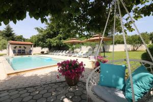 Cozy Apartment mit Pool, BBQ-Bereich, Kinderspielplatz, Babybett, Parkplatz, Klima