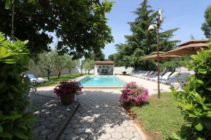 Cozy Apartment mit Pool, BBQ-Bereich, Kinderspielplatz, Babybett, Parkplatz, Klima