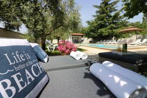 Cozy Apartment mit Pool, BBQ-Bereich, Kinderspielplatz, Babybett, Parkplatz, Klima