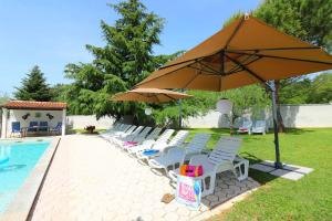 Cozy Apartment mit Pool, BBQ-Bereich, Kinderspielplatz, Babybett, Parkplatz, Klima