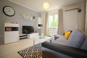 Besonderes Apartment mit Pool, Babybett, Garten, Grill, Kinderspielplatz, Parkplatz