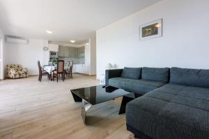 Modernes Apartment nur 100 Meter zum Strand mit Grillplatz, Meerblick, Klima