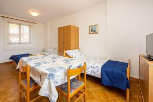 Beschauliches Studio-Apartment nur 250 Meter zum Strand mit Meerblick, Parkplatz, Grill