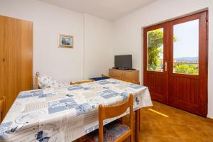 Beschauliches Studio-Apartment nur 250 Meter zum Strand mit Meerblick, Parkplatz, Grill