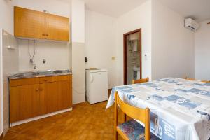 Beschauliches Studio-Apartment nur 250 Meter zum Strand mit Meerblick, Parkplatz, Grill