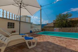 Traumhaftes Ferienhaus mit Privatpool, Tischtennis, Meerblick, 5 Parkplätzen, Spielbereich für Kinder