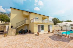 Traumhaftes Ferienhaus mit Privatpool, Tischtennis, Meerblick, 5 Parkplätzen, Spielbereich für Kinder