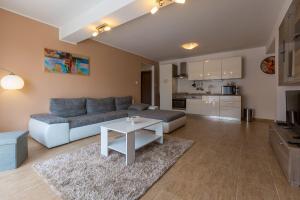 Traumhaftes Ferienhaus mit Privatpool, Tischtennis, Meerblick, 5 Parkplätzen, Spielbereich für Kinder