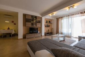 Traumhaftes Ferienhaus mit Privatpool, Tischtennis, Meerblick, 5 Parkplätzen, Spielbereich für Kinder