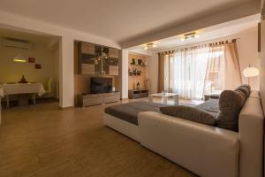 Traumhaftes Ferienhaus mit Privatpool, Tischtennis, Meerblick, 5 Parkplätzen, Spielbereich für Kinder