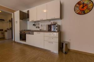 Traumhaftes Ferienhaus mit Privatpool, Tischtennis, Meerblick, 5 Parkplätzen, Spielbereich für Kinder