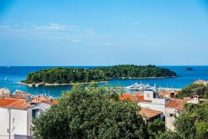Einzigartiges Apartment in Rovinj mit Meerblick und Parkplatz - nur 350 Meter zum Zentrum