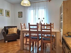 Helles Apartment mit idyllischem Grillplatz, Babybett, Privatparkplatz