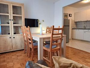 Helles Apartment mit idyllischem Grillplatz, Babybett, Privatparkplatz