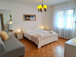 Helles Apartment mit idyllischem Grillplatz, Babybett, Privatparkplatz
