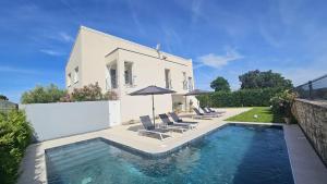 Hundefreundliches Luxusapartment mit Pool, Babybett, Parkplatz, WiFi