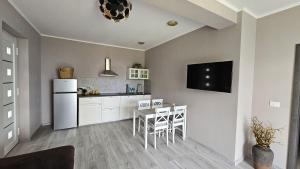 Hundefreundliches Luxusapartment mit Pool, Babybett, Parkplatz, WiFi