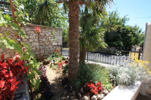 Vintage Apartment nur 175 Meter zum Strand mit Meerblick, Privatparkplatz, Klima