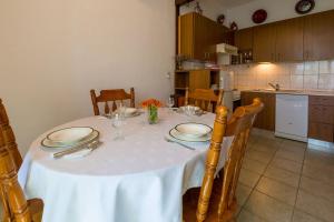 Charmantes Ferienhaus in traumhafter Lage nur 500 Meter zum Strand mit Parkplatz, Grill