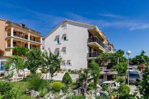 Charmantes Apartment mit Meerblick, Privatparkplatz, Grillplatz, WiFi, Klima