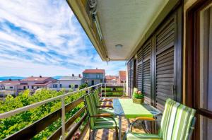 Charmantes Apartment mit Meerblick, Privatparkplatz, Grillplatz, WiFi, Klima