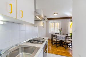 Charmantes Apartment mit Meerblick, Privatparkplatz, Grillplatz, WiFi, Klima