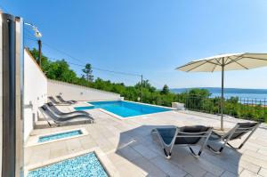 Lichtdurchflutetes Apartment nur 600 Meter zum Sandstrand mit Pool, Gym, Meerblick