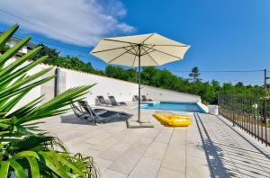 Lichtdurchflutetes Apartment nur 600 Meter zum Sandstrand mit Pool, Gym, Meerblick