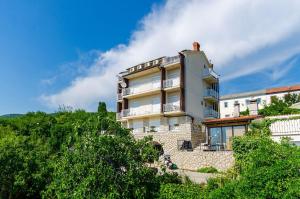 Lichtdurchflutetes Apartment nur 600 Meter zum Sandstrand mit Pool, Gym, Meerblick