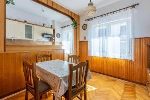 Rustikales Apartment nur 200 Meter zum Strand mit Meerblick, Privatparkplatz