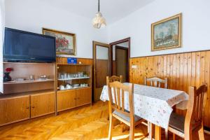 Rustikales Apartment nur 200 Meter zum Strand mit Meerblick, Privatparkplatz